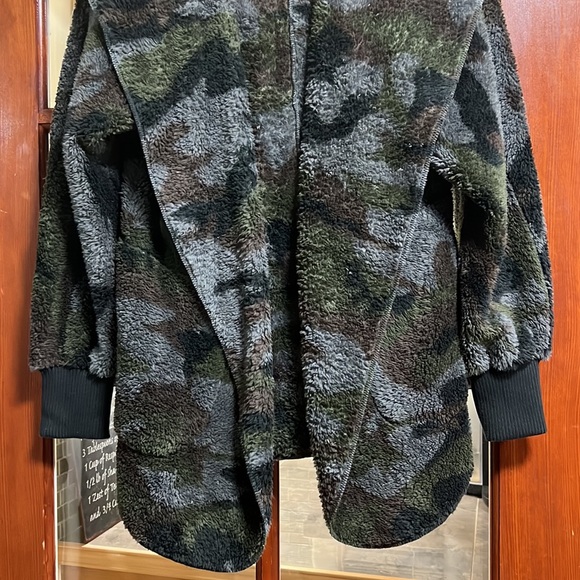 525. Camouflage Soft Oversized Hooded Cozy Open With Pockets OSFM NWT - Picture 7 of 12